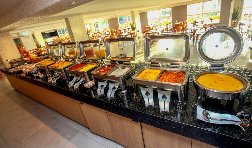 פורטאלזה Gran Mareiro Hotel מראה חיצוני תמונה A buffet at a hotel
